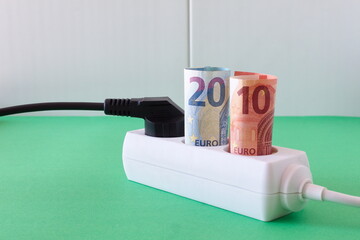 Device for electricity supply with indication of costs in the form of banknotes