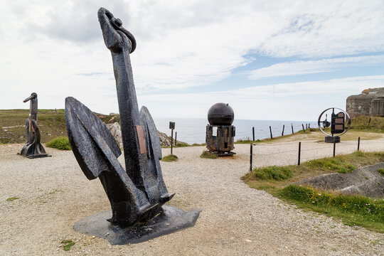 T&eacute;moignages de la seconde guerre mondiale : ancres, mines, h&eacute;lice du mus&eacute;e m&eacute;morial de la bataille de l'Atlantique.  Batterie de Kerbonn, presqu'&icirc;le de Crozon &agrave; Camaret
