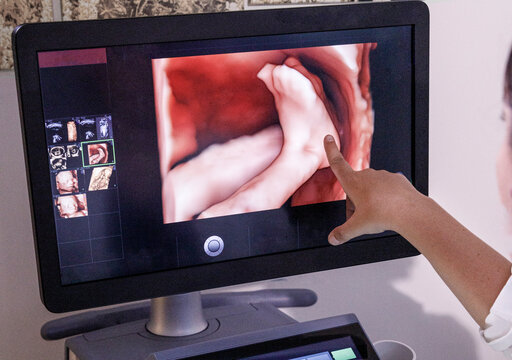 Piede di un feto all'interno del grembo materno con le nuove tecnologie