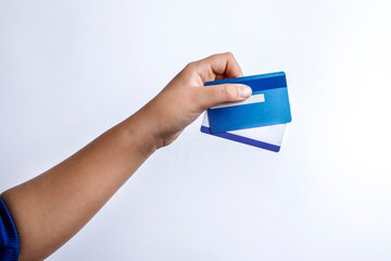 mano tiene due carte di credito e le mostra, isolate su sfondo bianco