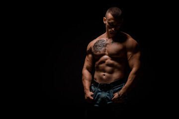 Obraz na płótnie Canvas Bodybuilder flexing his muscles in studio