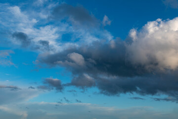 Naklejka na ściany i meble nuages gris sur ciel bleu