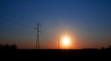 Fototapeta na wymiar linia energetyczna na tle zachodzącego słońca