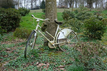 Fototapeta na wymiar FU 2021-04-04 Ostertour 69 Am Baum steht ein Fahrrad