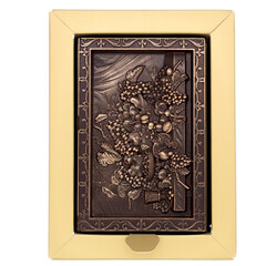 Naklejka premium Three-dimensional drawing of flowers on chocolate in a gift box