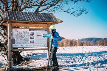 kije, narty, skitourowe, wyposażenie, kij, tablica, informacyjna, mapa, w górach, na szlaku, informacja, turystyczna, w górach, połowowych, zimowa, wyprawa, czas wolny, krajobraz, aktywność, na nartac © Beenis
