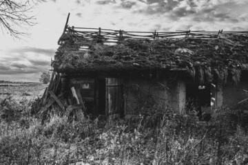 opuszczona stodoła na wsi na suwalszczyznie 