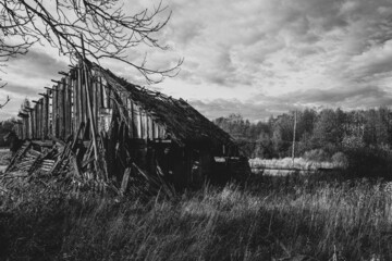 opuszczona stodoła na wsi na suwalszczyznie 