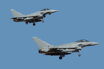 Fototapeta na wymiar Aviones de combate Eurofighter typhoon aterrizando