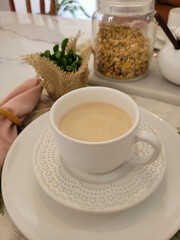 xicara de café da manha em mesa decorada 