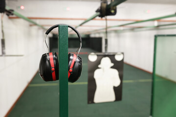 Strzelnica sportowa z tarczami przygotowana do strzelania z broni sportowej na zawodach z pistoletu. 