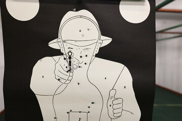 Strzelnica sportowa z tarczami przygotowana do strzelania z broni sportowej na zawodach z pistoletu.  - obrazy, fototapety, plakaty
