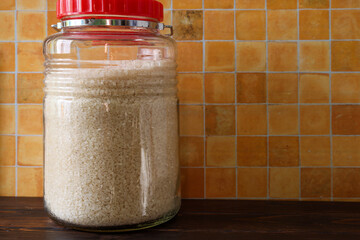 保存容器に入れた白米