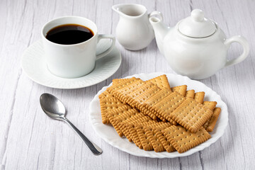 Plate with cornstarch biscuit on the table.