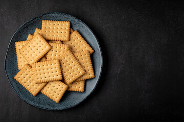 Plate with cornstarch biscuit on the table.