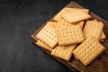 Plate with cornstarch biscuit on the table.