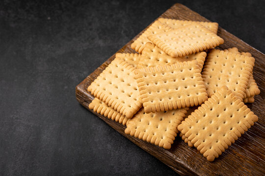 Plate with cornstarch biscuit on the table.
