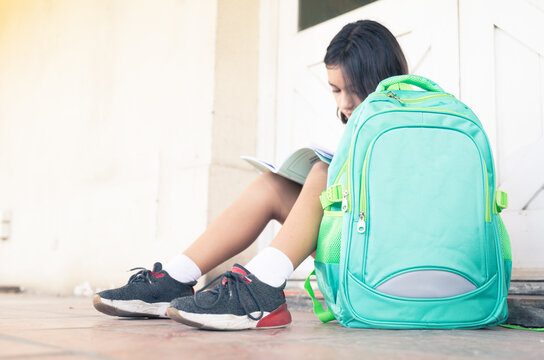 Alumnas en primer dia de clases con sus mochilas en la escuela, horizontal y vertical