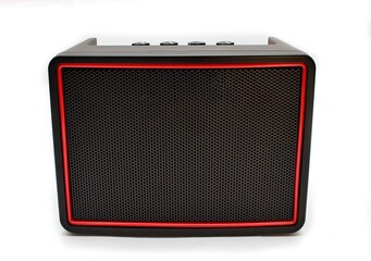 Głośnik bezprzewodowy bluetooth widziany z przodu prostokątny czarny z czerwoną ramką na baterie AA paluszki z pokrętłami u góry - obrazy, fototapety, plakaty