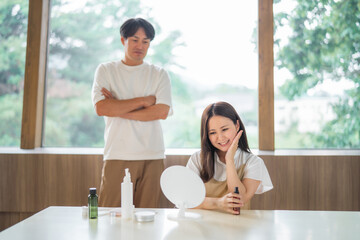 美容にお金をかける女性と怒る男性
