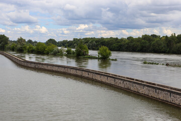 Centre - Loiret - Saint-Jean-de-Braye - Construction en pierre séparant la Loire et la canal...