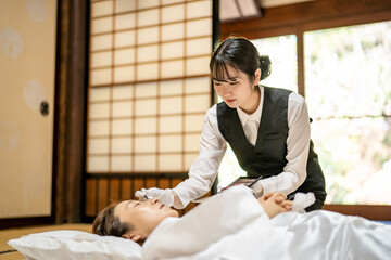 死化粧する葬儀スタッフ（美粧衛生師）
