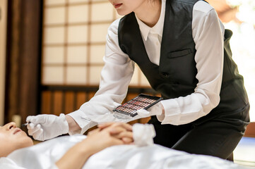 死化粧する葬儀スタッフ（美粧衛生師）

