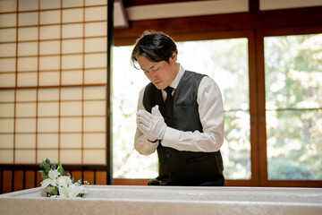 納棺をする葬儀スタッフ（納棺師・男性）
