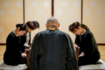 僧侶と遺族の法事・お葬式シーン（食事）
