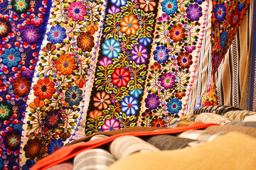 Typical artisanal textiles cloth with Inca and traditional patterns at a street market in Pisac, Peru. - obrazy, fototapety, plakaty