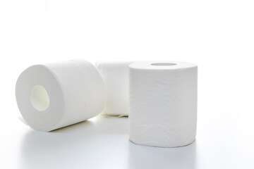 白いテーブルの上に三つのトイレットペーパー