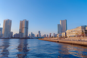 Obraz premium 東京都江東区豊洲の夕方の都市景観