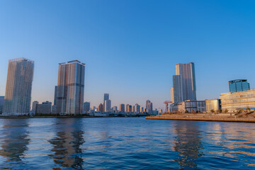 東京都江東区豊洲の夕方の都市景観