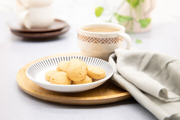 テーブルにセッテイングされたクッキーとコーヒー