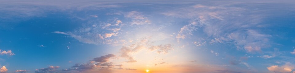 Panorama d& 39 un ciel bleu foncé au coucher du soleil avec des nuages Cirrus roses. Panorama hdr 360 harmonieux au format équiangulaire sphérique. Plein zénith pour la visualisation 3D, remplacement du ciel pour les panoramas de drones aériens.
