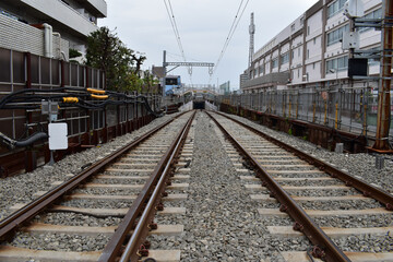 Obraz premium ２線の線路と向こうにトンネル