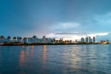 Obraz premium Miami at sunset. Miami Florida, colorful skyline of Macarthur causeway.
