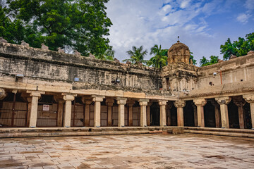 Obraz premium Tanjore Big Temple or Brihadeshwara Temple was built by King Raja Raja Cholan in Thanjavur, Tamil Nadu. It is the very oldest & tallest temple in India. This temple listed in UNESCO's Heritage Sites 