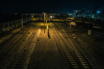 tory kolejowe w nocy widziane z góry
