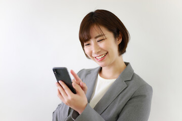 Fototapeta premium スマートフォンを持つ女性