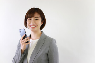 スマートフォンを持つ女性