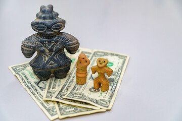 ドル紙幣と土偶や埴輪、和製の置物