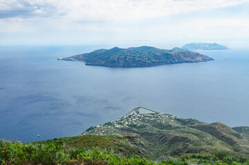 Liparische Inseln - Ausblick auf LIpari und Vulcano von den Hängen des Monte Fossa auf Salina
