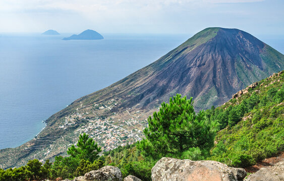 Bergtour am Monte Fossa auf Salina - Ausblick auf Filicudi, Alicudi, den Monte dei Porri und das Dorf Leni
