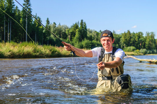 Angler hat Spass beim Fliegenfischen