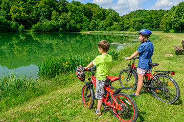 Obraz premium Zwei Teenager genießen eine kurze Pause am See bei einer Radtour