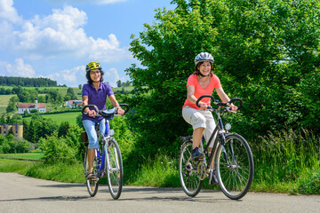 Zwei Frauen bei einer Radtour an einem sonnigen Sommertag