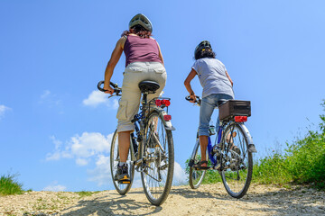 Zwei Frauen bei einer Radtour an einem sonnigen Sommertag