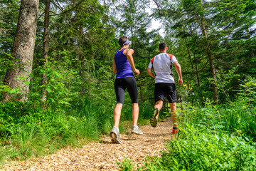 gesundheitsbewusste Jogger auf einem dämpfenden Hackschnitzelpfad