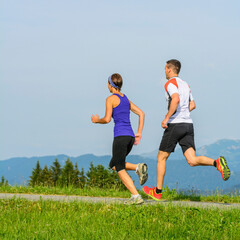 Junge leute joggen gemeinsam in sommerlicher Natur
